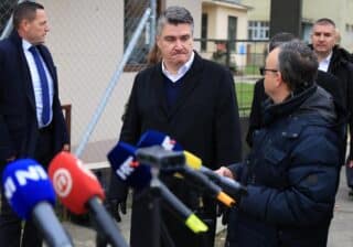 Nakon što ministar Banožić nije ušao u vojarnu u Našicama, ispred vojarne izjavu je dao predsjednik Republike
