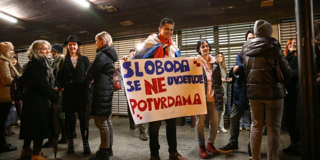 Zagreb: Prosvjed studenata protiv COVID mjera ispred Filozofskog fakulteta