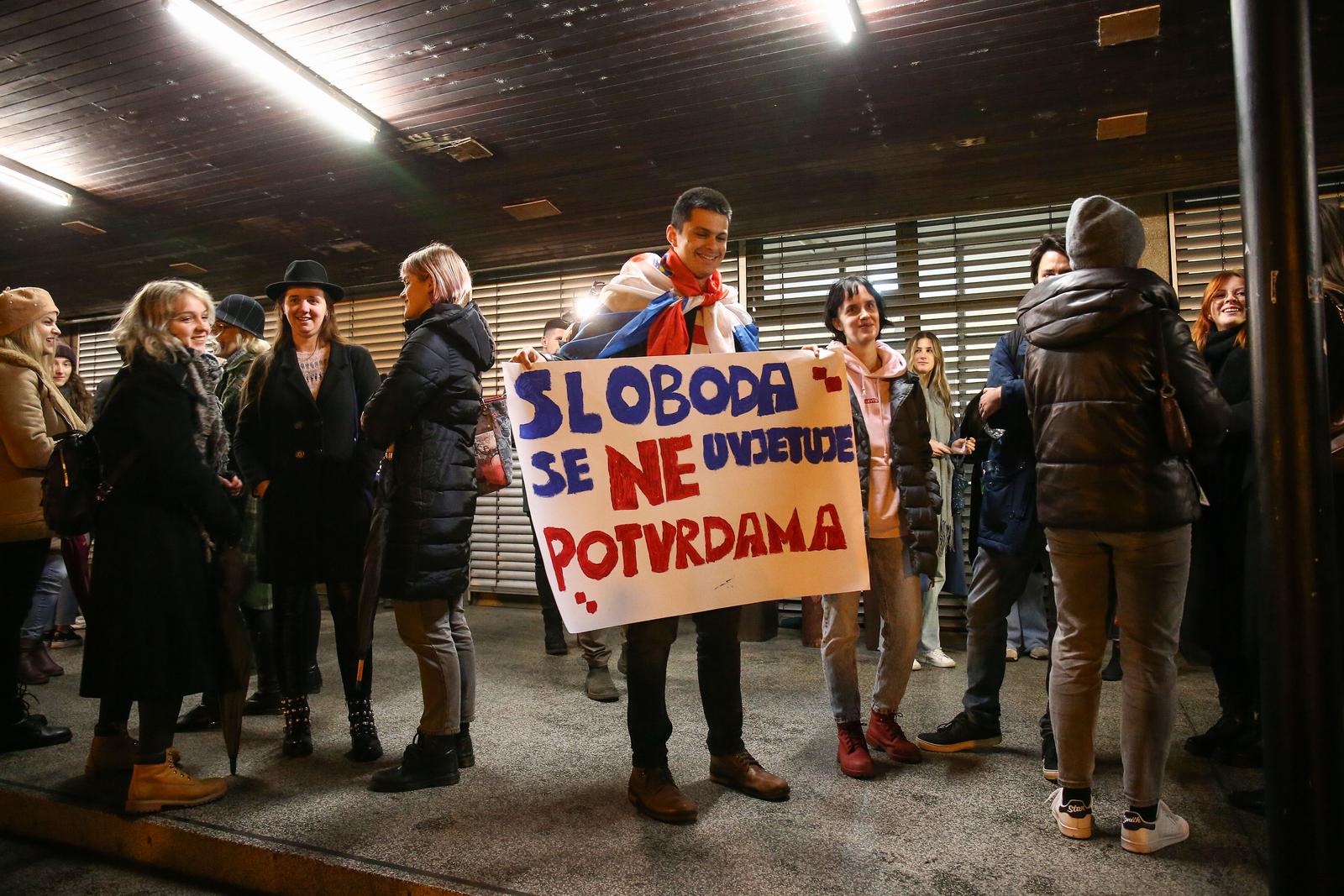 Zagreb: Prosvjed studenata protiv COVID mjera ispred Filozofskog fakulteta
