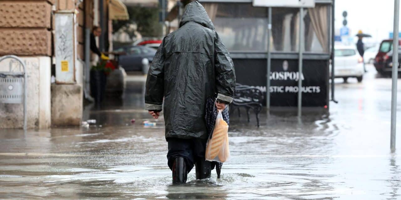 Rijeka: Zbog obilne kiše i plime poplavljene ulice pored tržnice