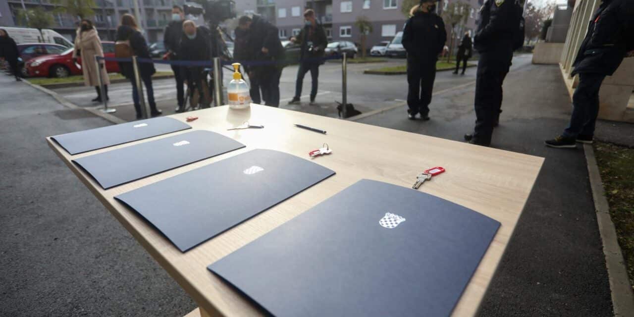 Zagreb: Svečano uručenje ključeva stanova na Borovju djelatnicima MUP-a