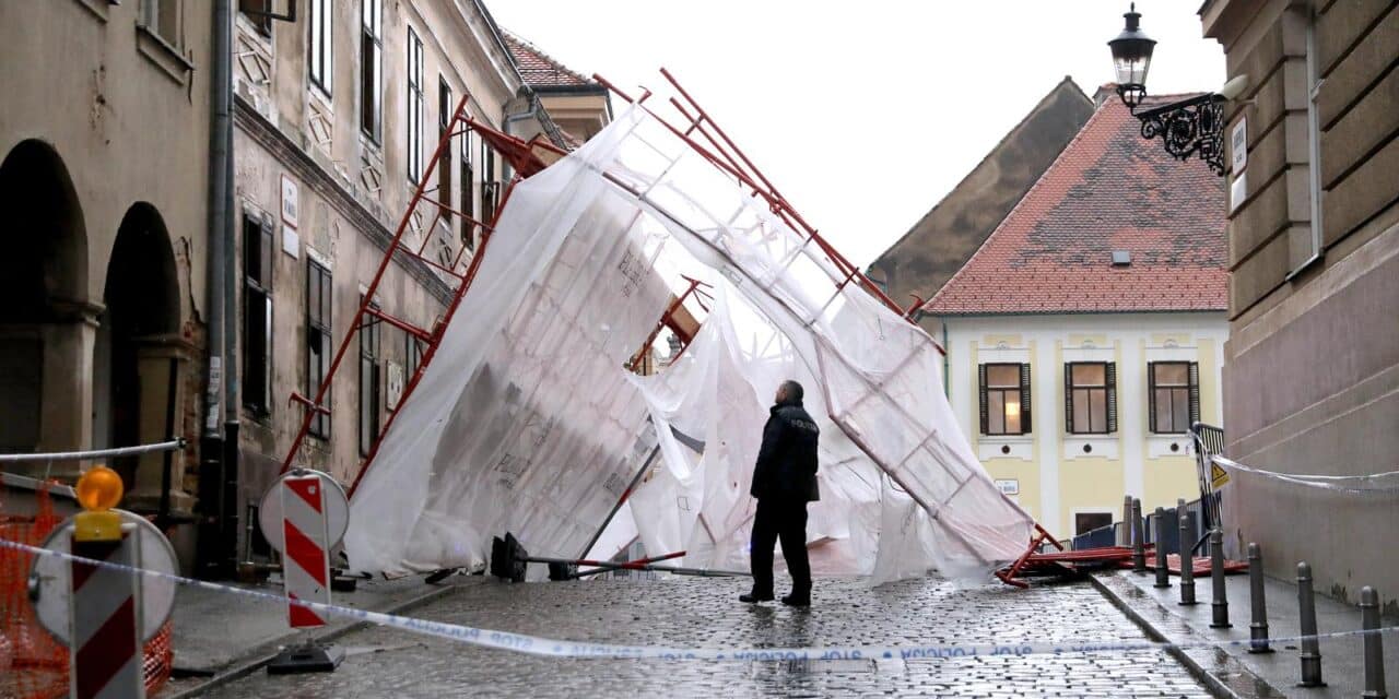 Zagreb: Vjetar srušio skelu na Markovom trgu