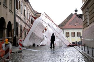 Zagreb: Vjetar srušio skelu na Markovom trgu