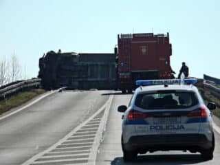 Velika Gorica: U sudaru kamiona i automobila jedna osoba poginula