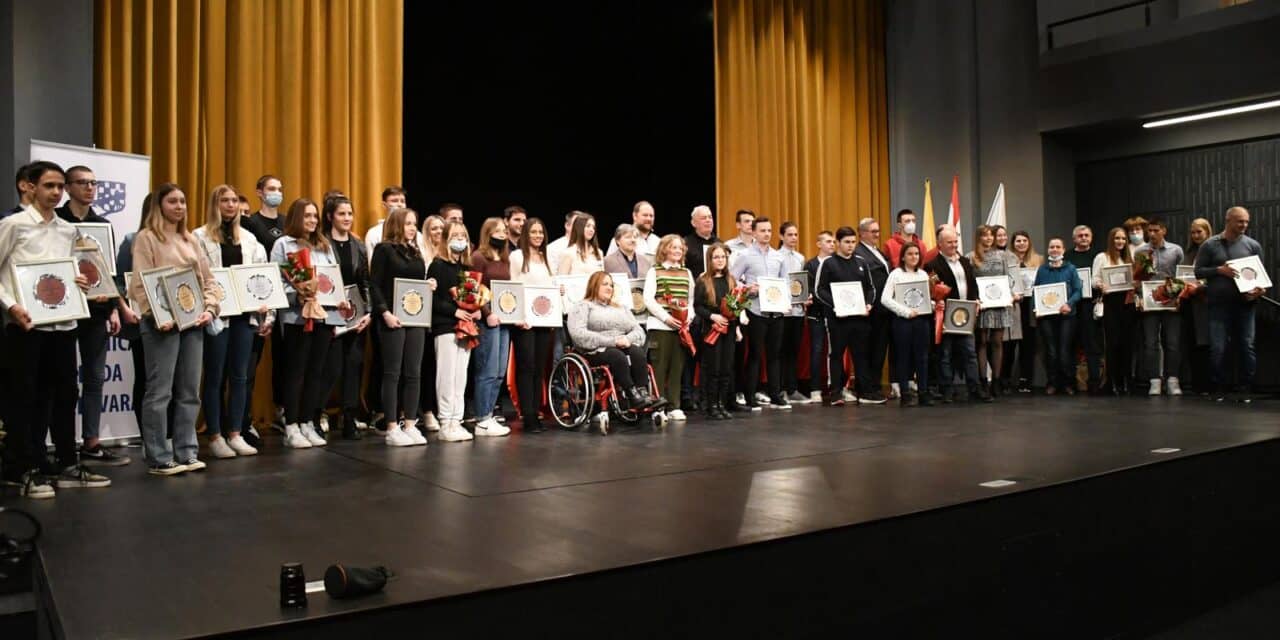 Bjelovar: Ela Jelić i Marin Maričić proglašeni su najboljim sportašima za 2021. godinu