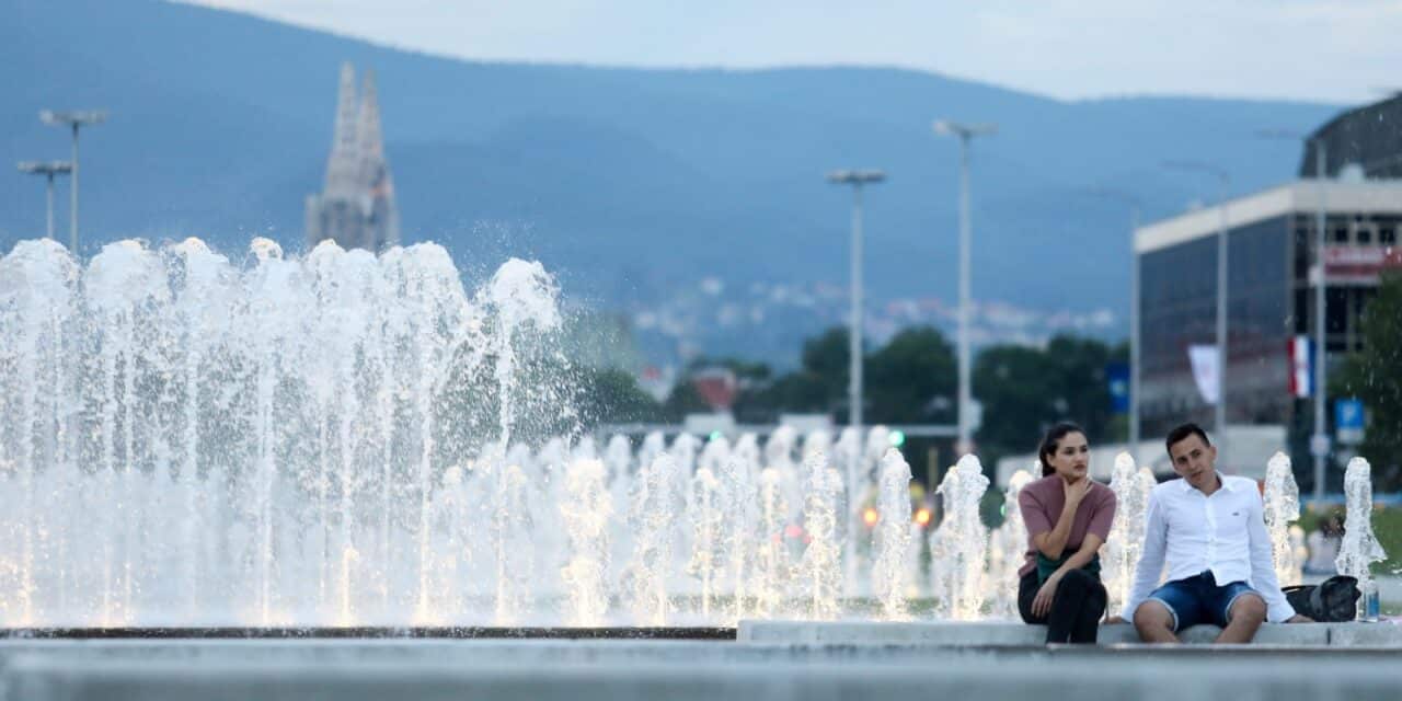 Zagreb: Građani uživaju u poslijepodnevu uz fontane ispred NSK