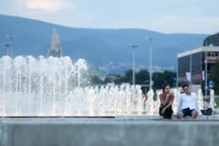 Zagreb: Građani uživaju u poslijepodnevu uz fontane ispred NSK
