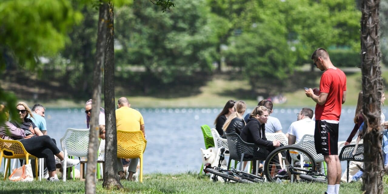 Građani iskoristili sunčan i topao dan za odmor i rekreaciju uz jezero Jarun