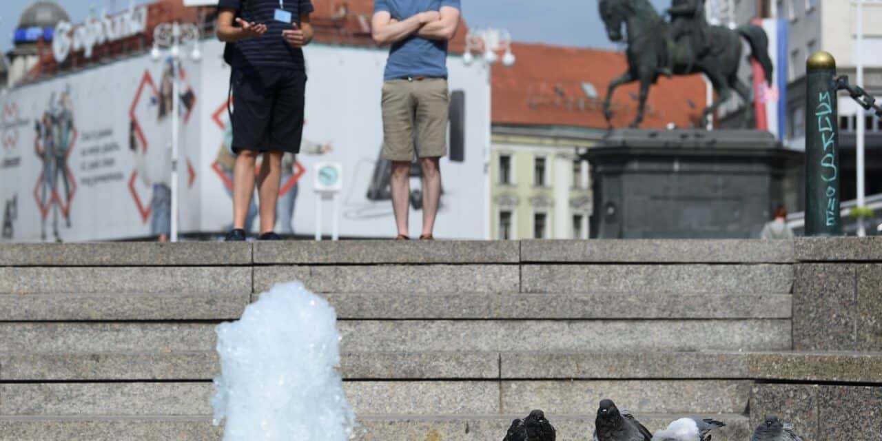 Zagreb: Golubovi potražili osvježenje u Manduševcu