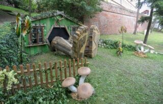 Zagreb: Na Ribnjaku postavljene skulpture gljiva i diva koji spava u kućici