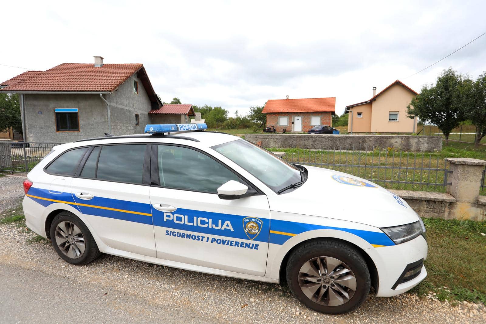 Gospić: Muškarac nožem napao suprugu i njenog prijatelja