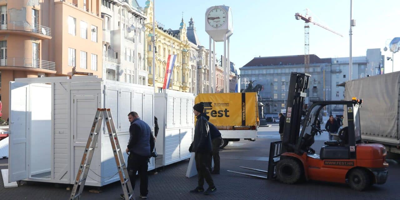 U centru Zagreba počelo je postavljanje adventskih kućica