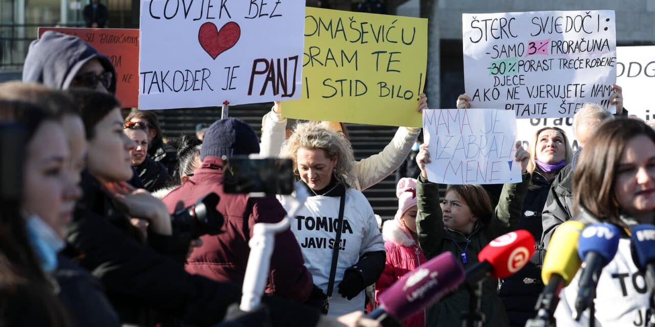 Zagreb: Prosvjed majki odgojiteljica ispred Poglavarstva grada