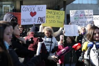 Zagreb: Prosvjed majki odgojiteljica ispred Poglavarstva grada