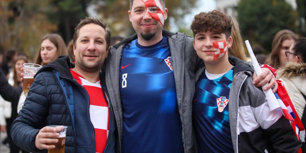 Navijači ispred pulske Arene pratili susret Hrvatske i Maroka