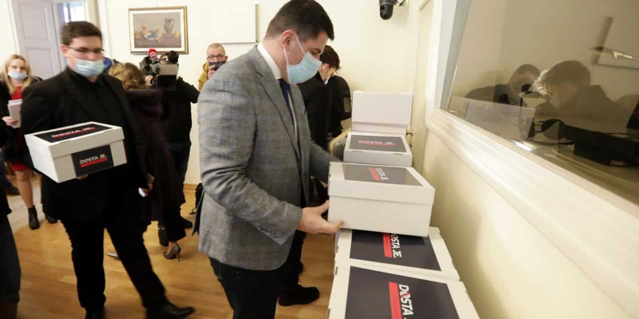 Zagreb: Mostovci predali potpise za referendum protiv covid-potvrda