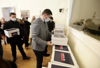 Zagreb: Mostovci predali potpise za referendum protiv covid-potvrda