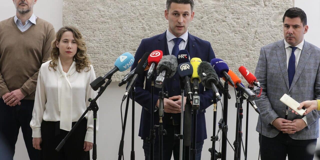 Nakon predaje referendumskih potpisa članovi Mosta odražali konferenciju za medije