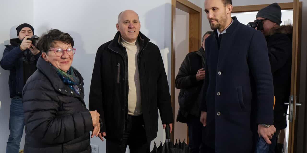 Petrinja: Branko Bačić posjetio kontejnersko naselje te obišao dvije završene zamjenske obiteljske kuće