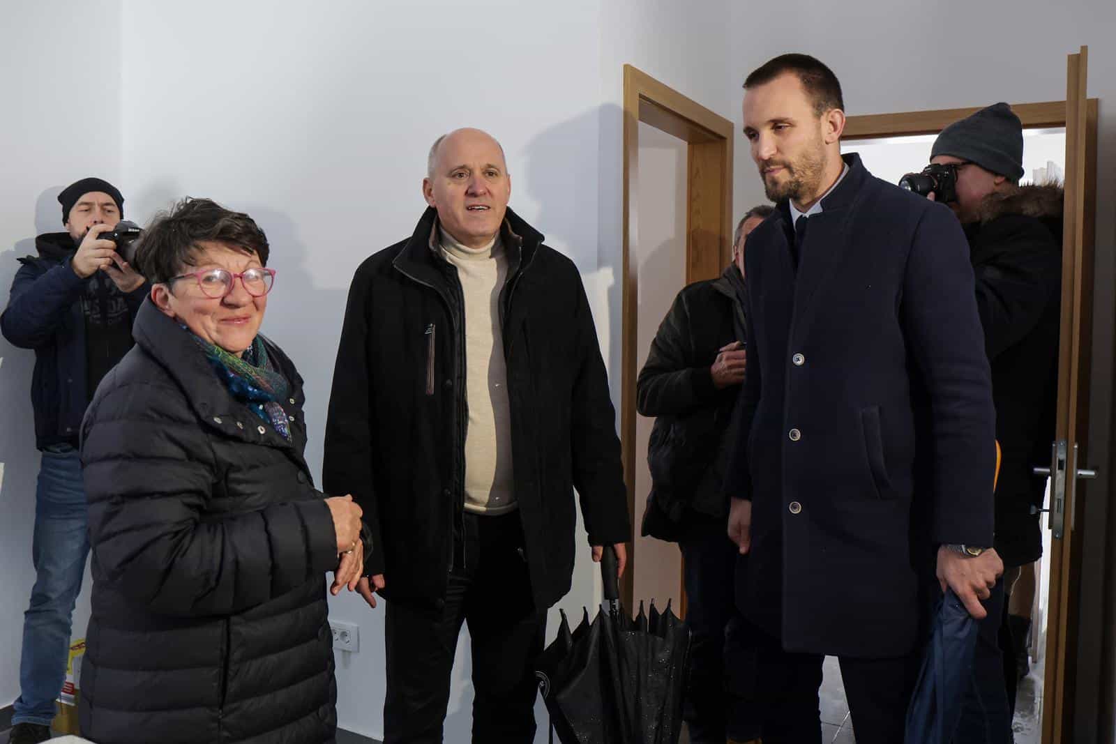 Petrinja: Branko Bačić posjetio kontejnersko naselje te obišao dvije završene zamjenske obiteljske kuće