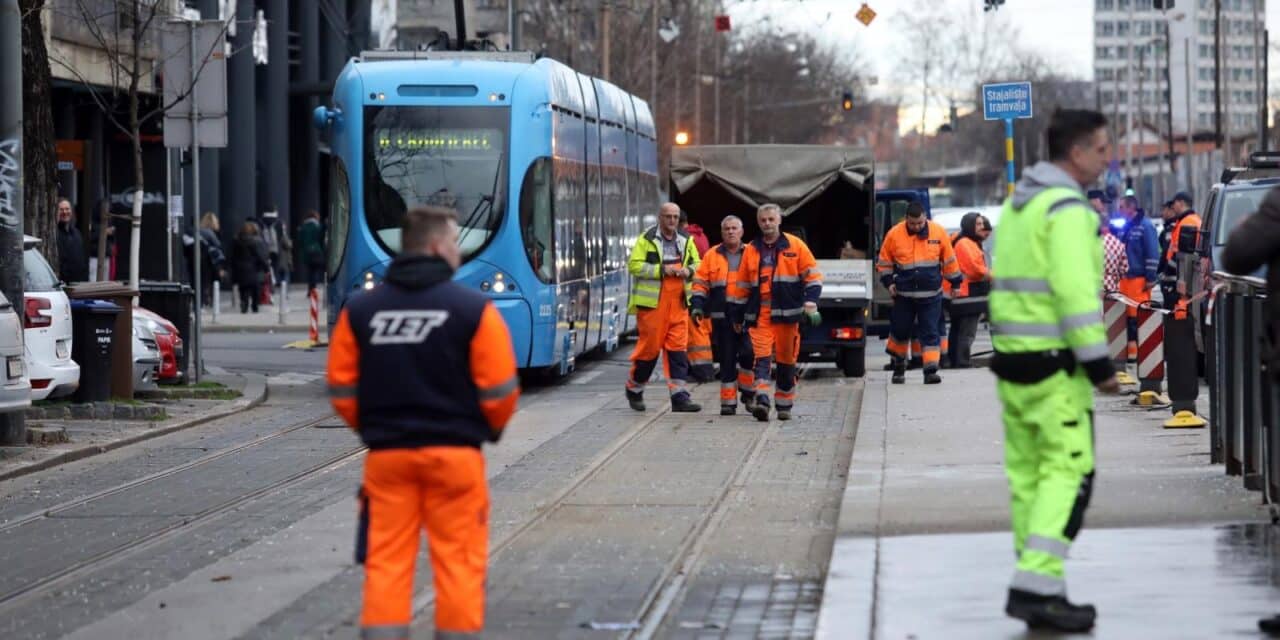 Zagreb: Automobilom uništio cijelu tramvajsku stanicu u Branimirovoj ulici