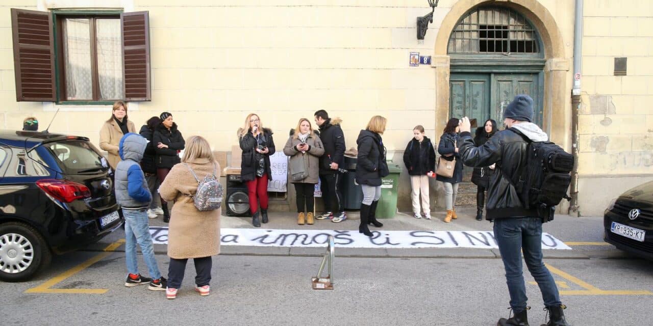 Prosvjed roditelja odgajatelja ispred Skupštine Grada Zagreba
