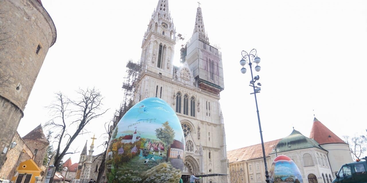 Velike pisanice postavljene ispred zagrebačke katedrale