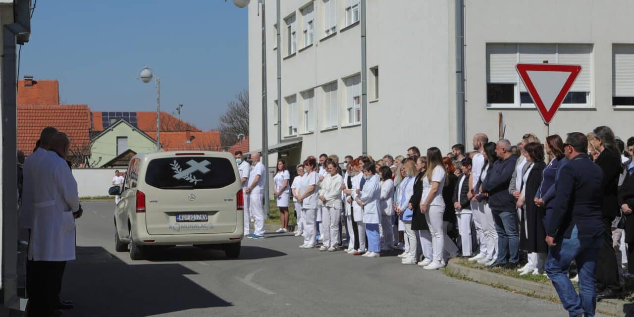 Ispraćaj Vesne Bosanac započeo okupljanjem ispred Nacionalne memorijalne bolnice Vukovar