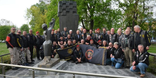 Članovi moto kluba 4. gardijska brigada položila vijenac svim poginulim branitteljima