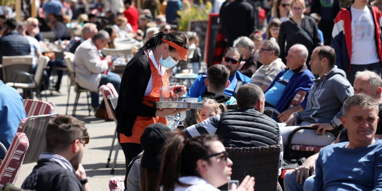 Puni kafići na Trgu kralja Tomislava u Samoboru