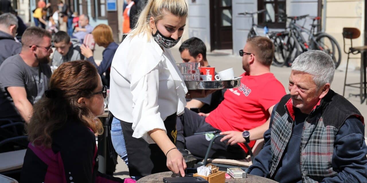 Puni kafići na Trgu kralja Tomislava u Samoboru