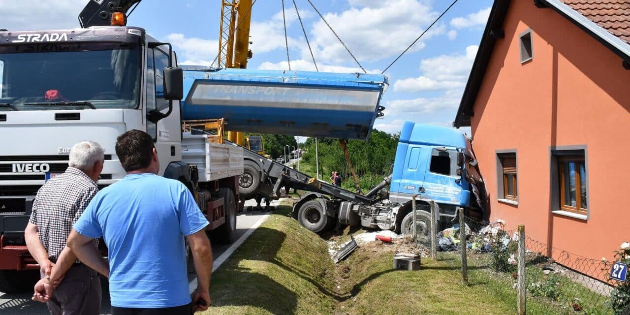 Omanovac: Kamion natovaren vapnom zabio se u obiteljsku kuću