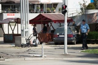 Zagreb: Nakon sudara automobil odbačen na nogostup naletio na majku s djetetom u Travnom