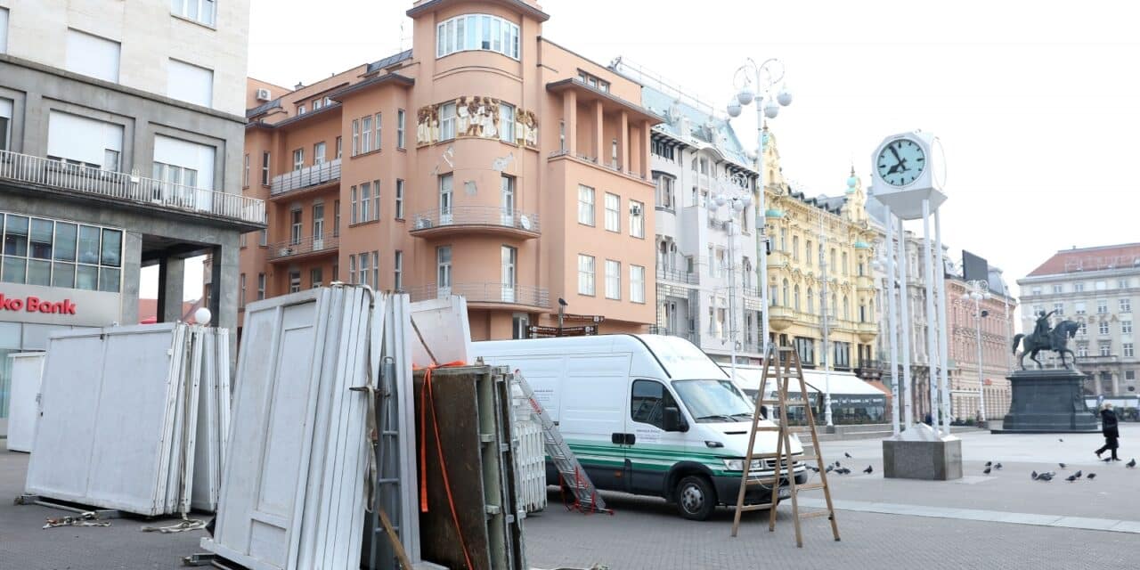 Postavljanje kućica za Advent u Zagrebu na glavnom gradskom Trgu