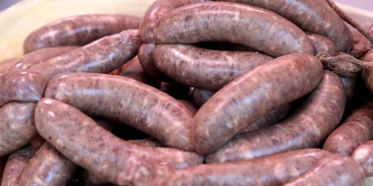 Ponuda mesa i tradicionalnih kobasica luganiga na šibenskoj tržnici