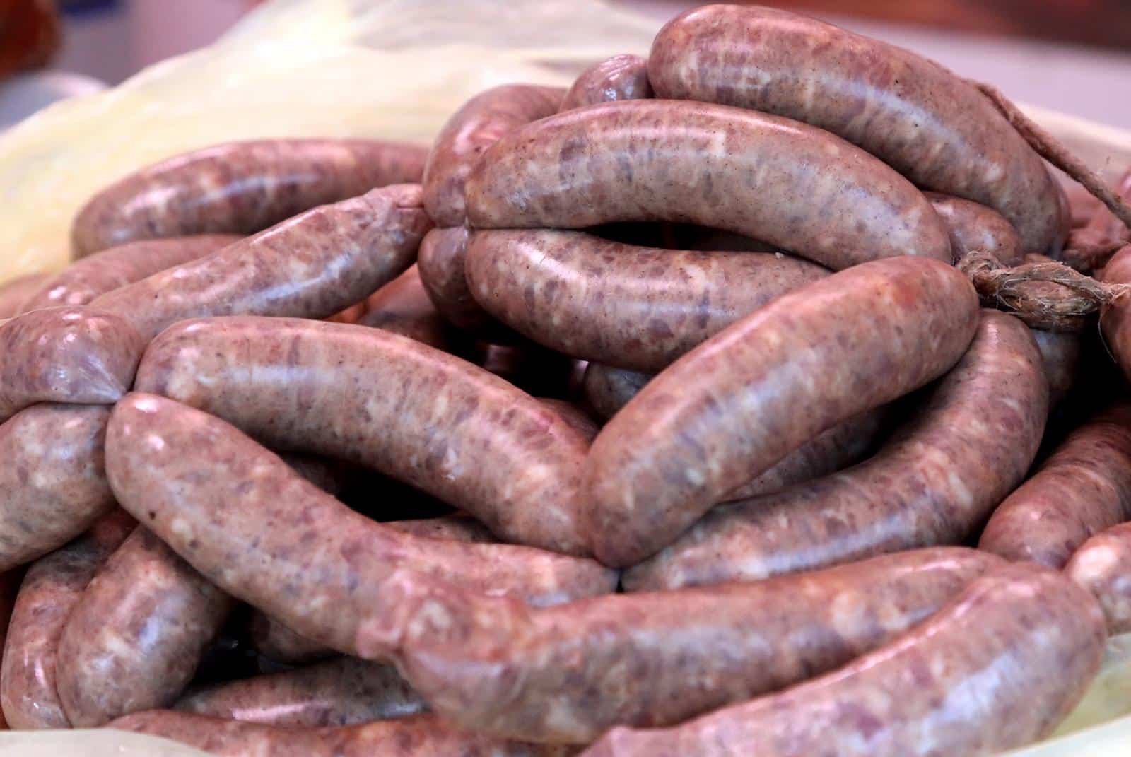 Ponuda mesa i tradicionalnih kobasica luganiga na šibenskoj tržnici