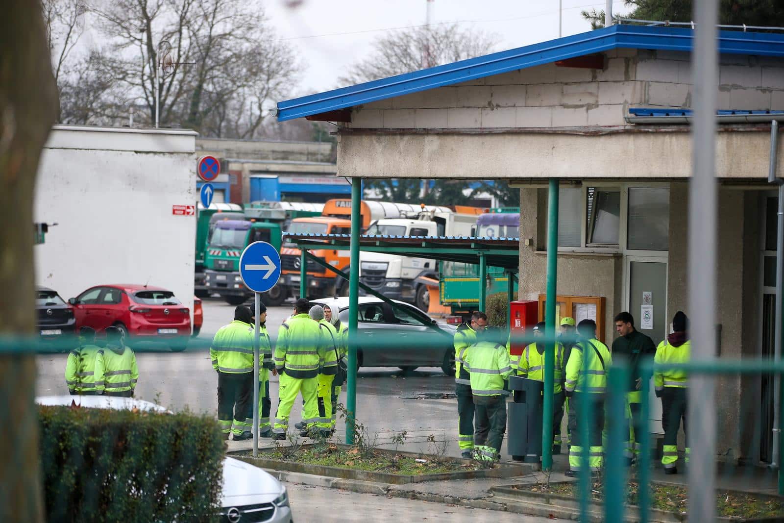 Radnici Čistoće ušli u treći dan štrajka – grad sve više u smeću