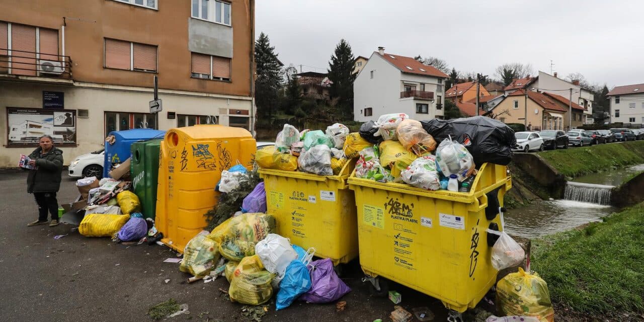 Zagreb: Kontejneri u naselju Kustošija zatrpane su smećem