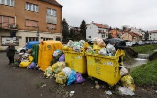 Zagreb: Kontejneri u naselju Kustošija zatrpane su smećem