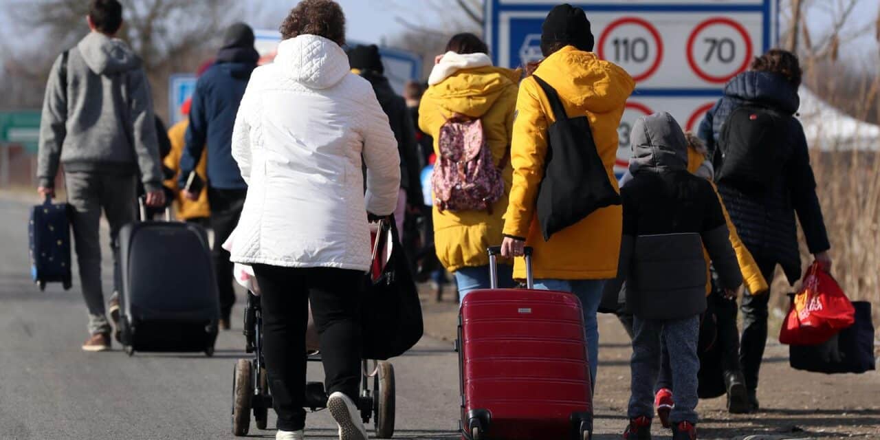 Prve izbjeglice pristižu iz Ukrajine u Mađarsku na graničnom prijelazu Beregsuranyi Hataratkelohely