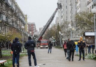 Zagreb: Gori stan u Sloboštini, vatrogasci na terenu