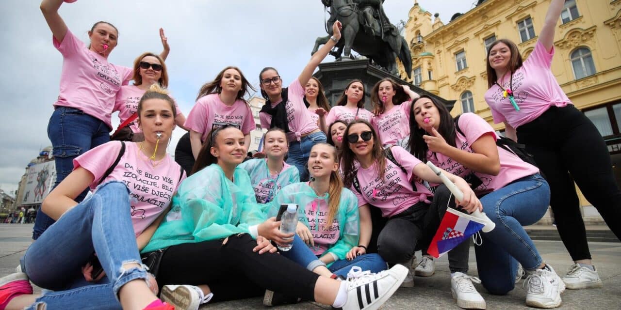 Unatoč zabrani učenici se na Trgu bana Jelačića okupljaju za norijadu