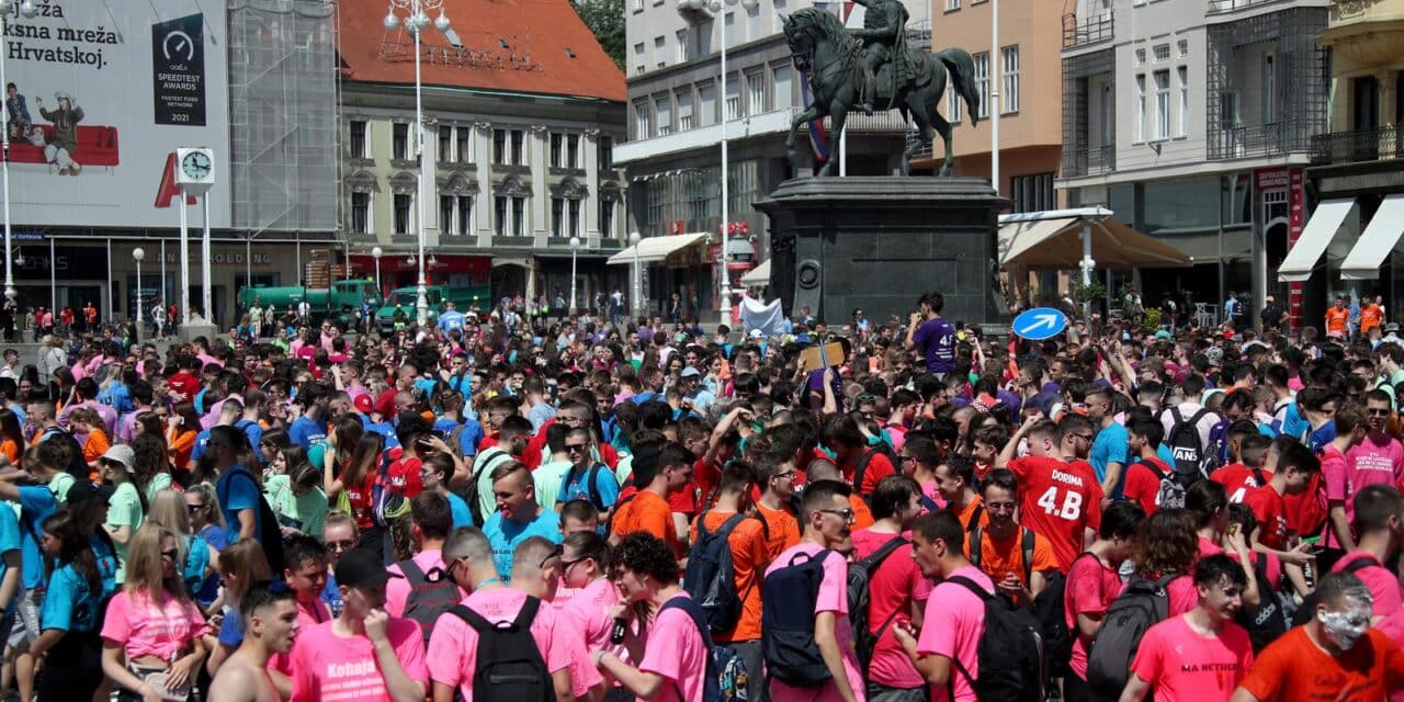 Zagreb: Maturanti od ranog jutra slave na ulicama grada i u fontanama