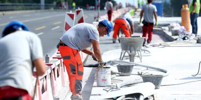 Zagreb: Bandić obišao radnike na Mostu slobode i počastio ih čevapima