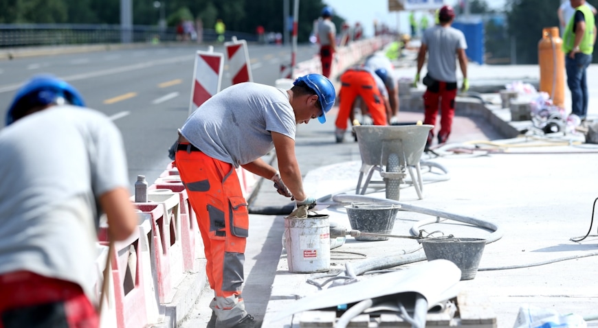 Zagreb: Bandić obišao radnike na Mostu slobode i počastio ih čevapima