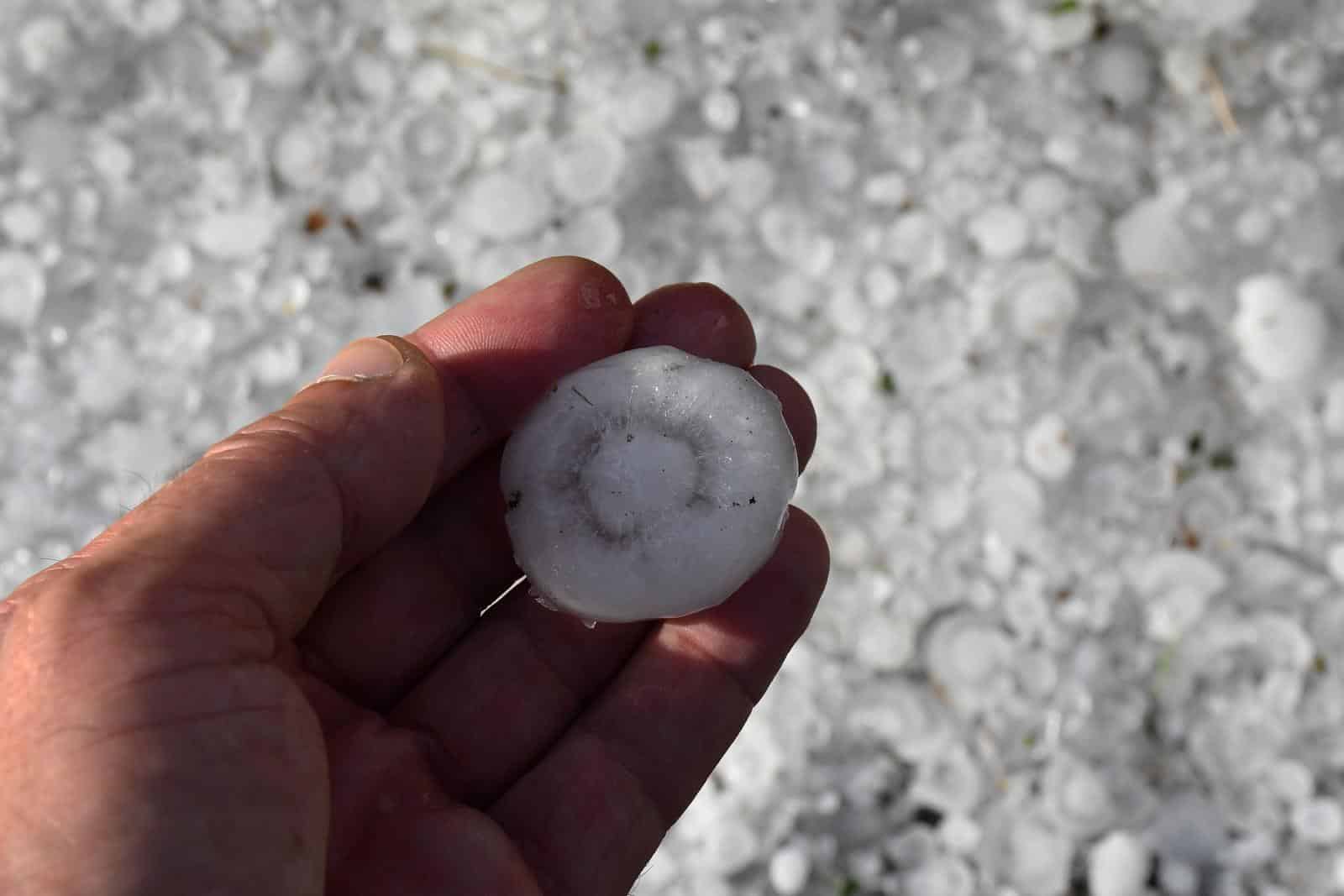 Snažno nevrijeme praćeno tučom poharalo Požegu i okolna sela
