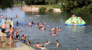 Karlovac: Foginovo kupalište prepuno je kupaèa koji uživaju u osvježavajuæi rijeci