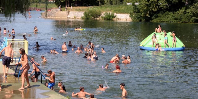 Karlovac: Foginovo kupalište prepuno je kupaèa koji uživaju u osvježavajuæi rijeci