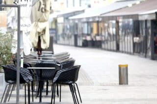 Zagreb: Vlasnici ugostiteljskih objekata čekaju nove mjere – terase kafića prazne