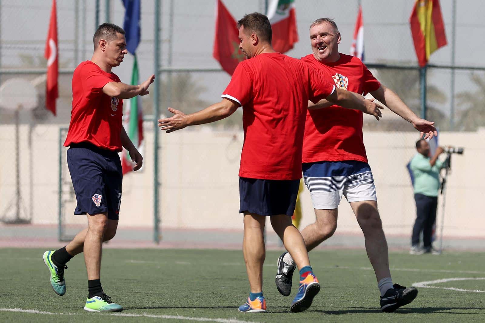 KATAR 2022 – Hrvatski navijači slavili su u dvoboju protiv meksičkih navijača